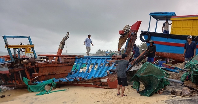 Unseasonal rain wreaks havoc in central Vietnam